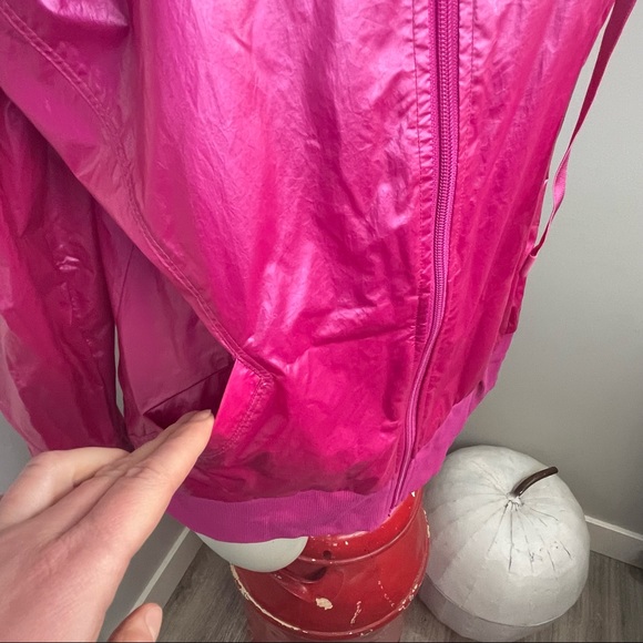 Lorna Jane Active Luminosity LJ Excel raspberry pearlescent Jacket medium - Picture 9 of 12